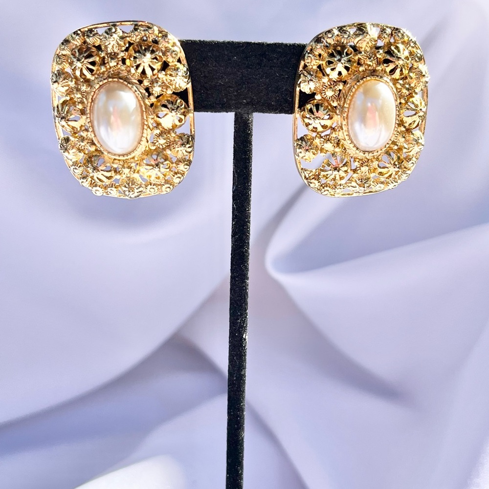 VTG Two Sisters Gold Tone Faux Pearl Rhinestone Stud Clip On Earrings